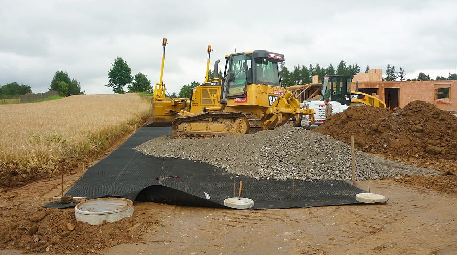 Geotextilie do cesty pro nákladní vozy na zvodnělém podloží