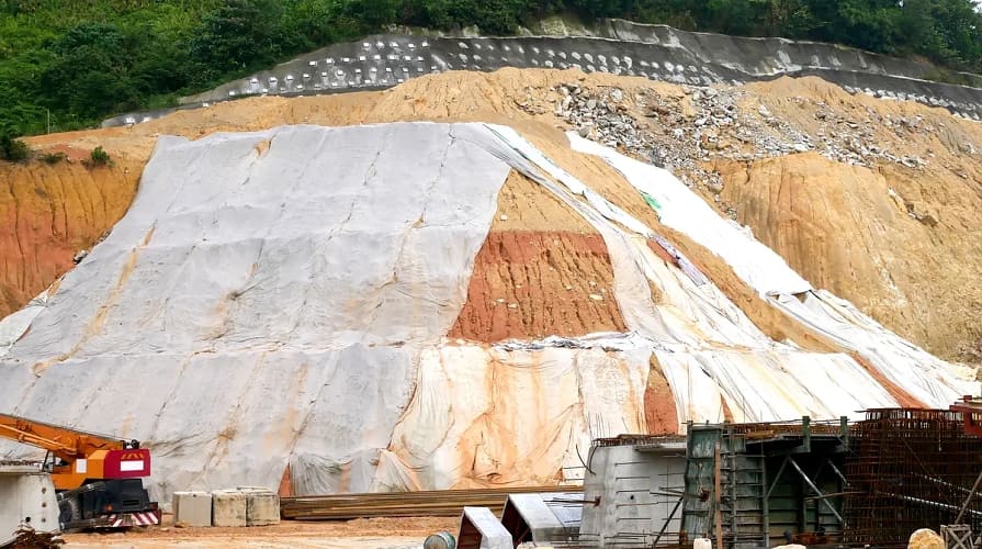 Geotextilie jako dočasná ochrana svahu proti splachu zeminy